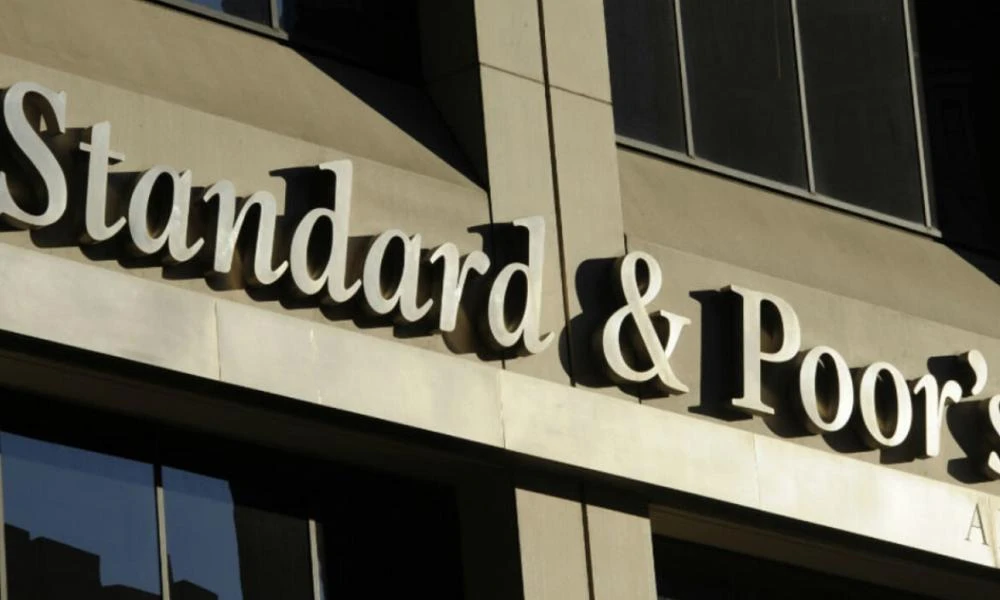 Standard & Poor’s: Τι σημαίνει η αναβάθμιση σε θετικό outlook για το ελληνικό αξιόχρεο